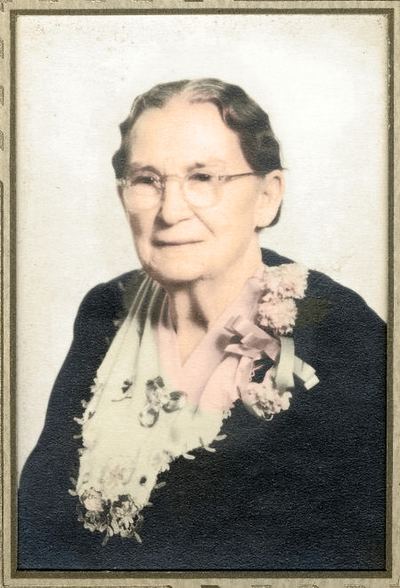 Restored and colorized (AI-assisted); faces are the original photo, colours are a best guess. Portrait of Iona Belle Brock (Mrs. William Anderson Bowles).