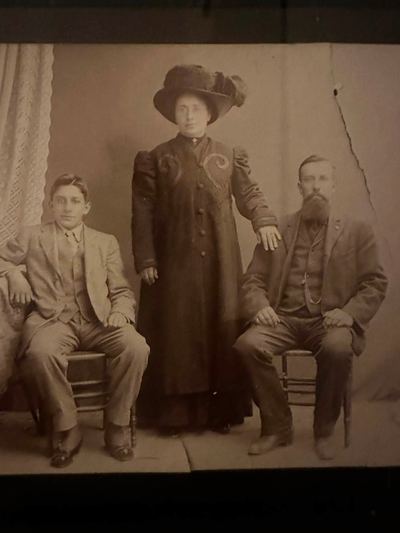 Studio portrait — the Silva family, c. 1908–1912